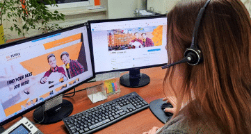 Recrutor la EU-People, în fața computerului
