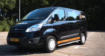 Ford Transit personalizada com decoração da EU-People